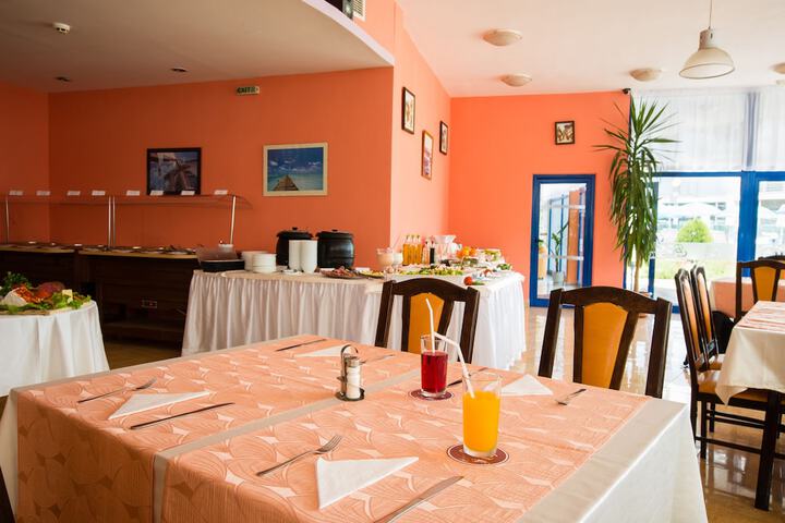 Dining 33 of 47