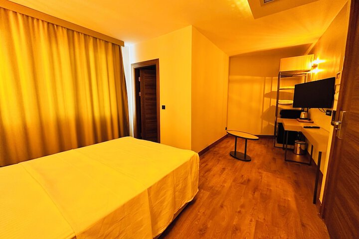 Room 11 of 27
