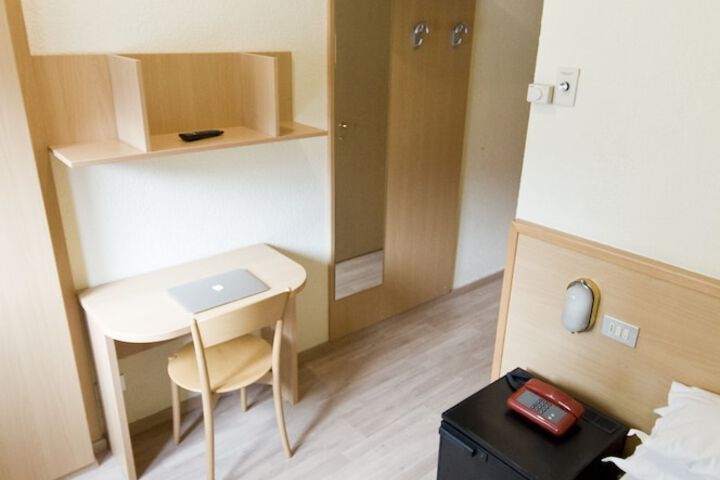 Room 13 of 18