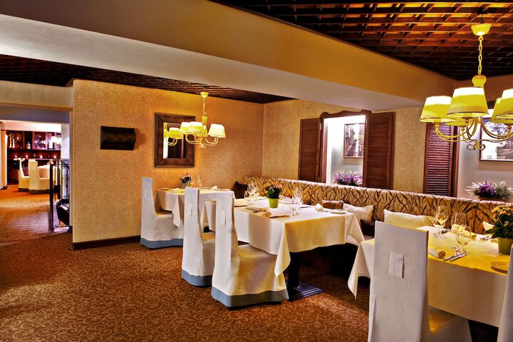 Dining 41 of 48