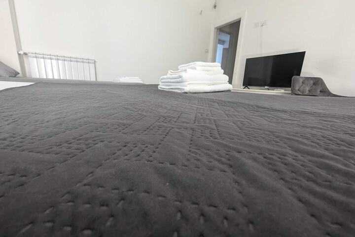 Room 11 of 32