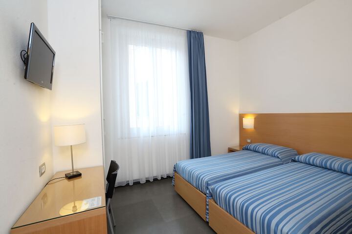 Room 8 of 37