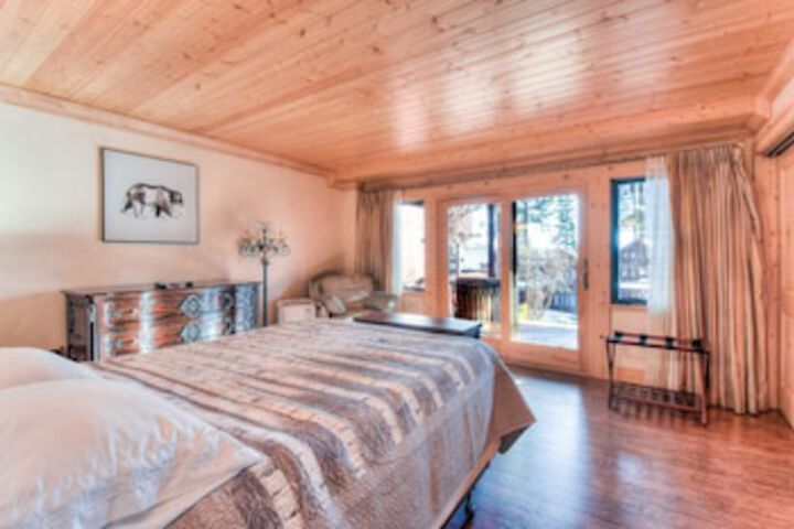 Room 4 of 90