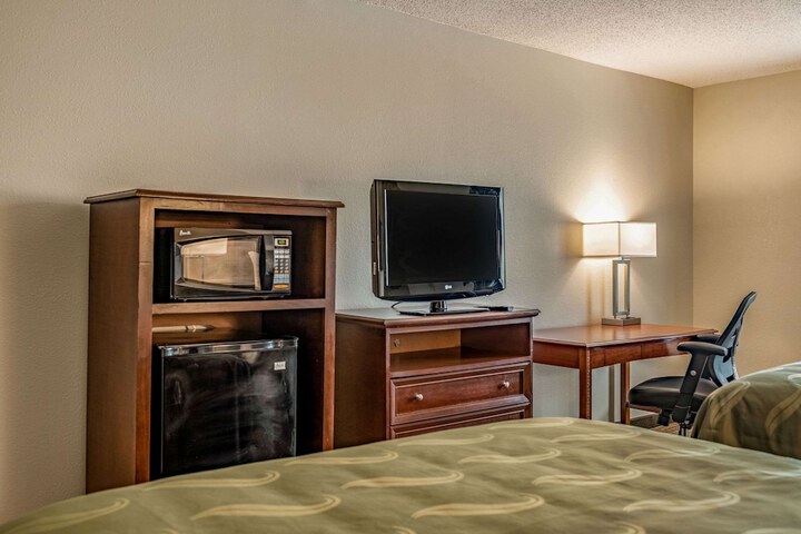 2 Queen Beds (2 of 10)
