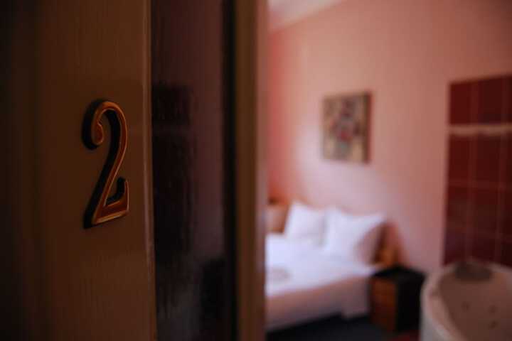 Room 9 of 106
