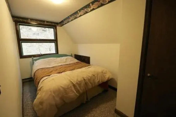 Room 6 of 17