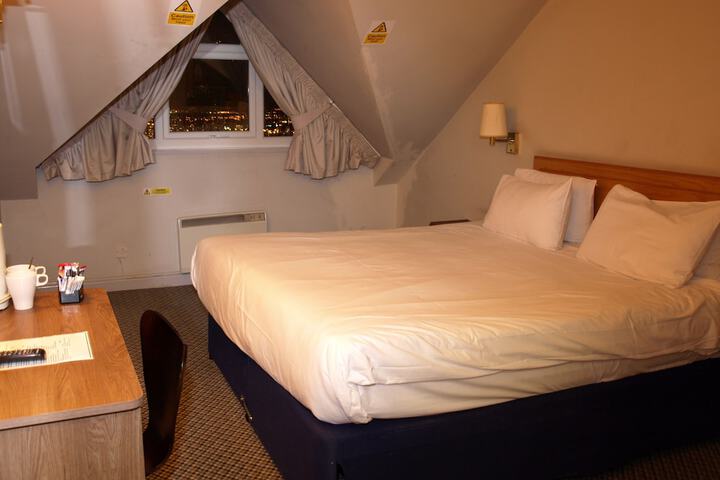 Room 50 of 236