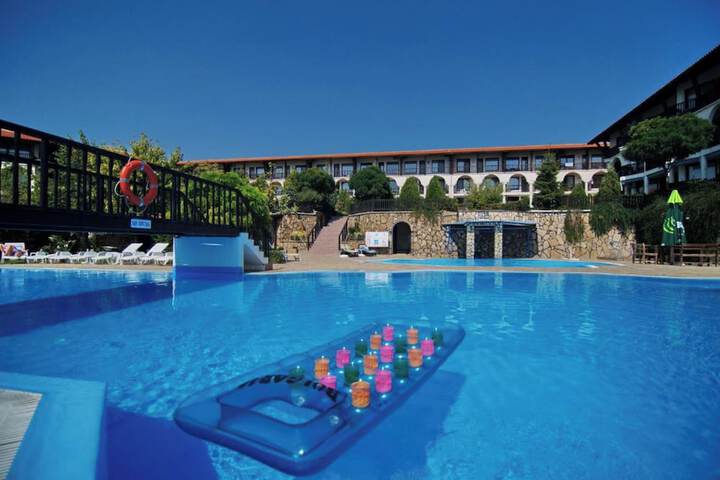 Pool 44 of 102