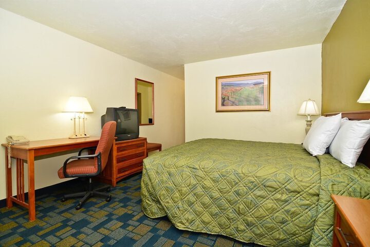 1 King Bed (3 of 4)