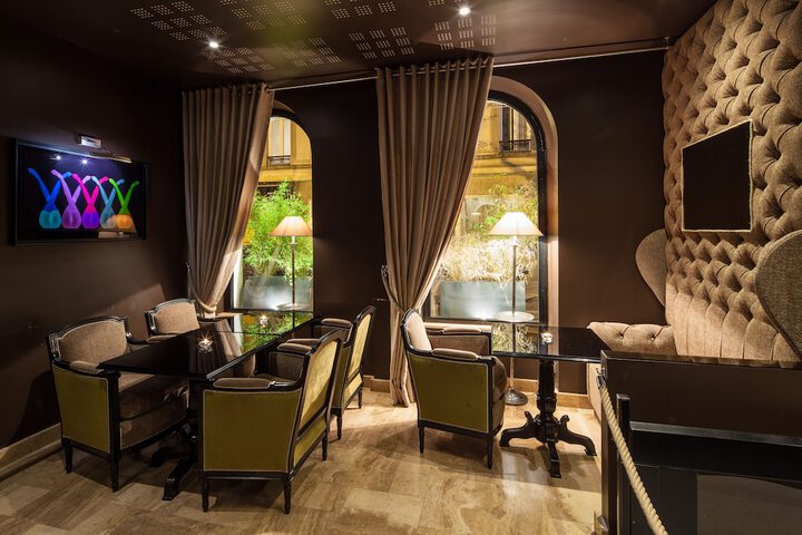 Lounge 72 of 86