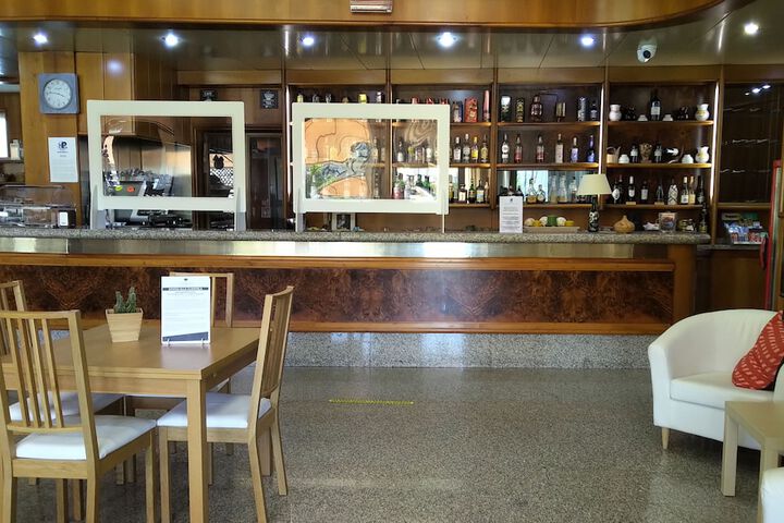 Lounge 35 of 63