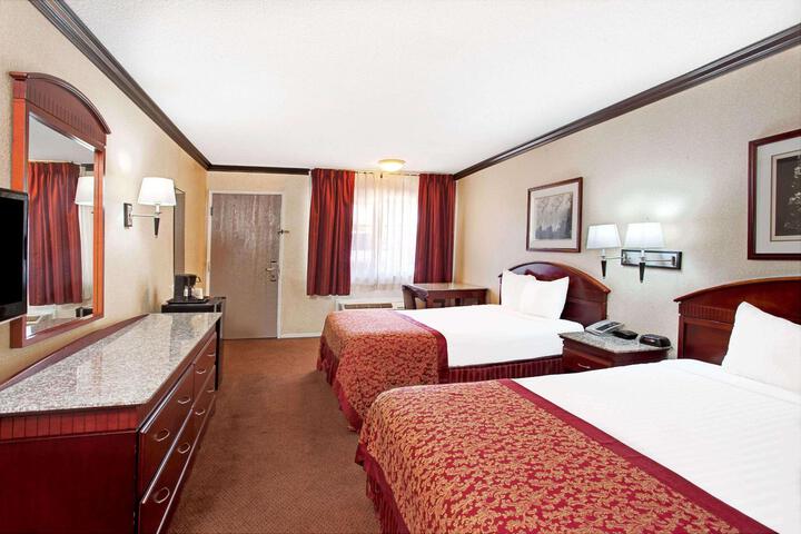 1 Queen Bed (8 of 9)