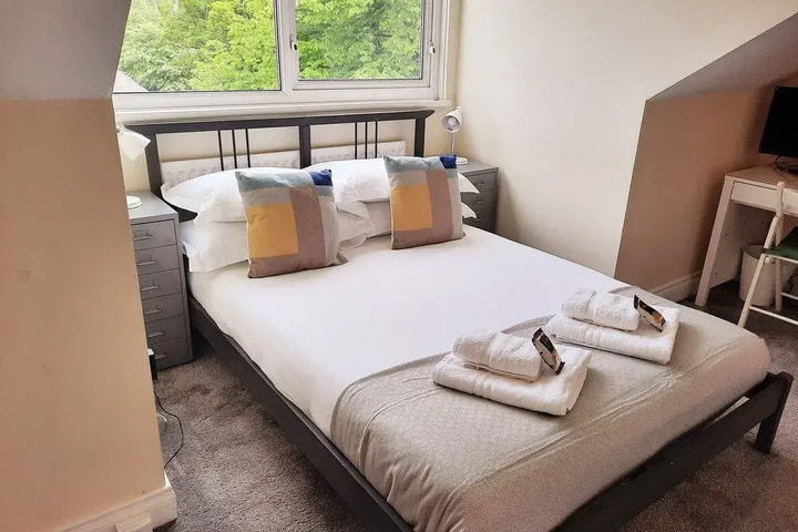 Room 4 of 12