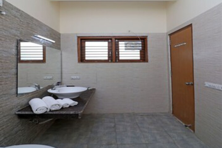 Room 3 of 37