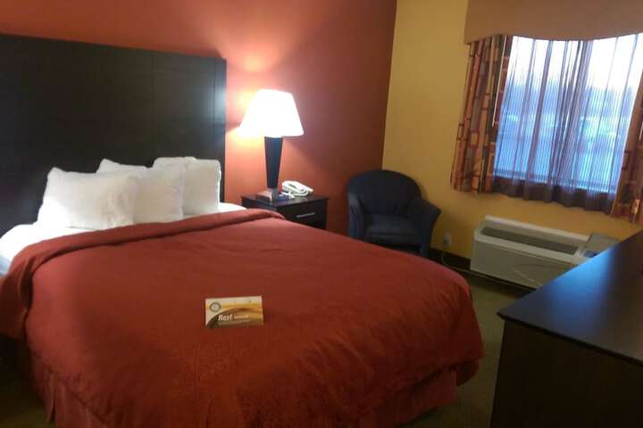 1 Queen Bed Accessible (2 of 10)