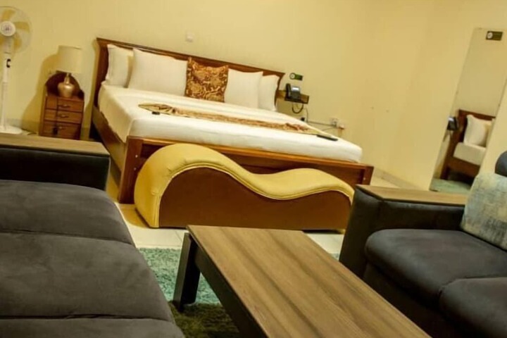 Room 6 of 40