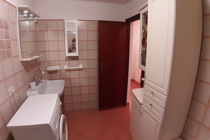 Room 12 of 39