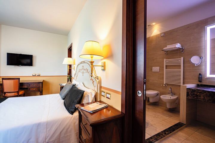 Room 18 of 118