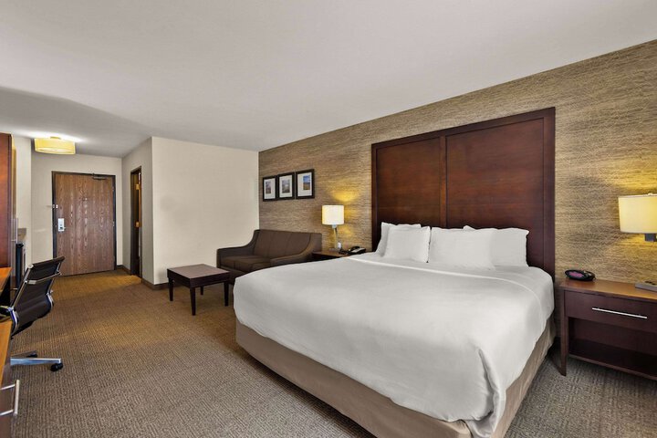 1 King Bed (7 of 8)