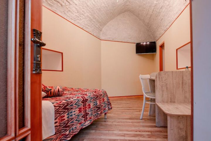 Room 10 of 83
