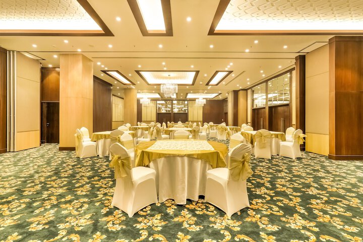 Ballroom/Hall 34 of 42