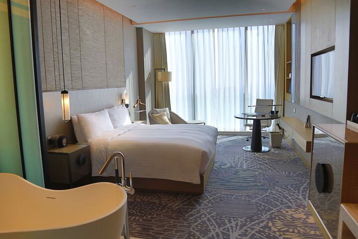Room 18 of 100