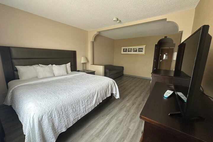 Room 6 of 12