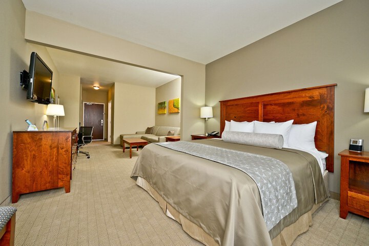 1 King Bed Microwave and Refrigerator WiFi Full Breakfast (13 of 18)