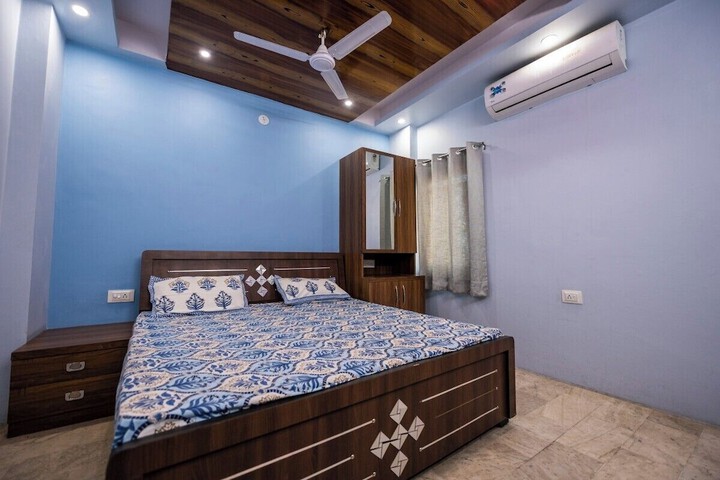 Room 11 of 25