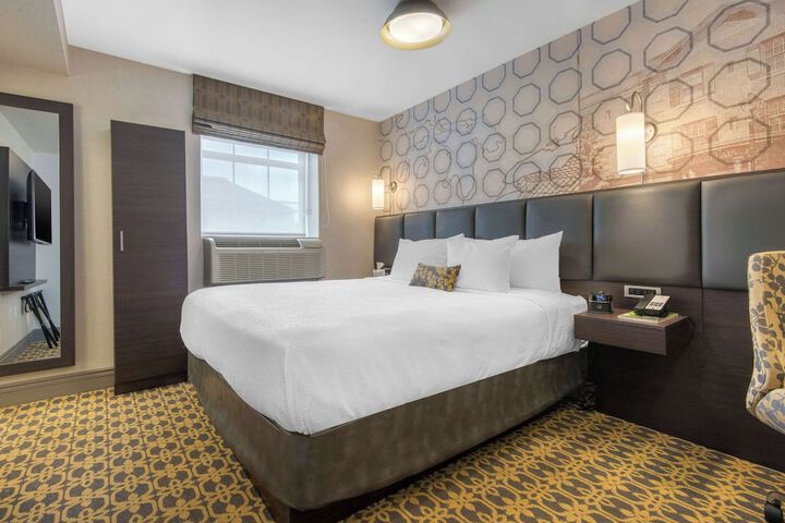 1 King Bed (10 of 11)
