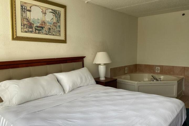 Deluxe Queen Bed (2 of 7)