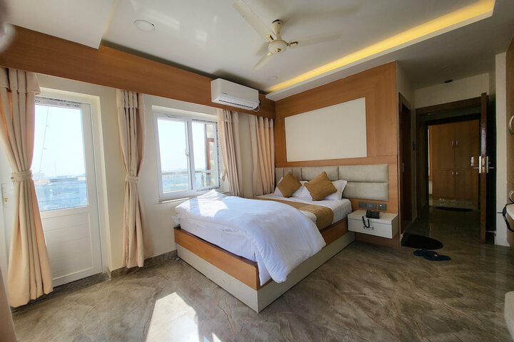 Room 2 of 75