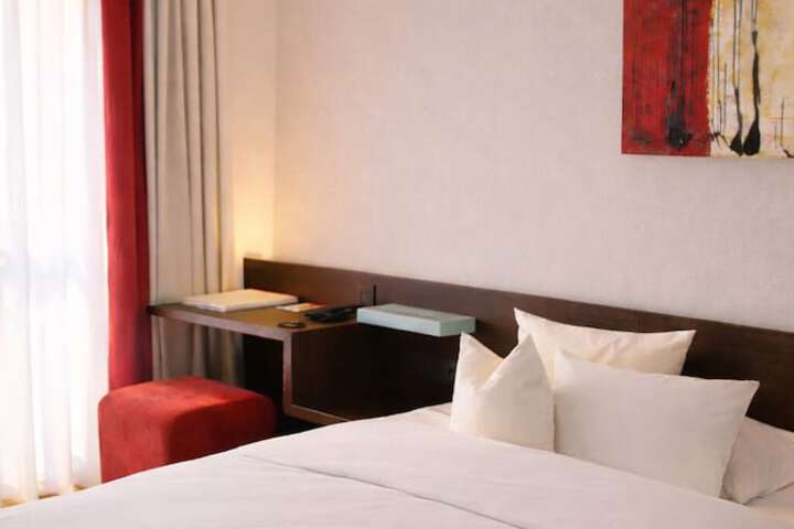 Room 4 of 25