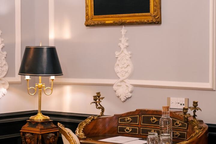 Room 6 of 28