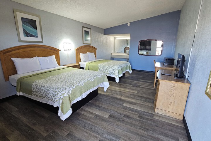 2 Queen Beds (3 of 3)