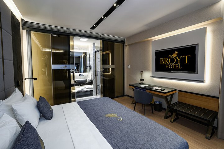 Room 7 of 80