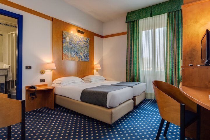 Room 32 of 82
