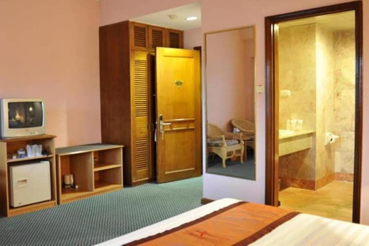 Room 6 of 32
