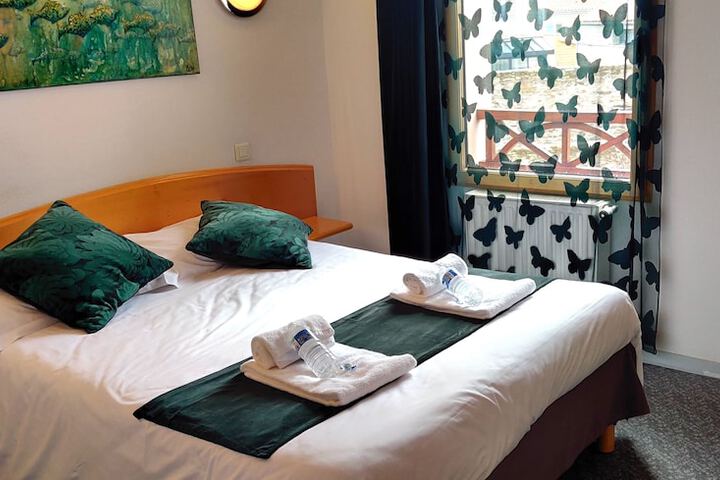Room 8 of 34