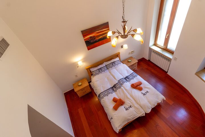 Room 6 of 33