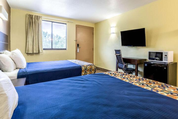 1 Queen Bed (2 of 6)