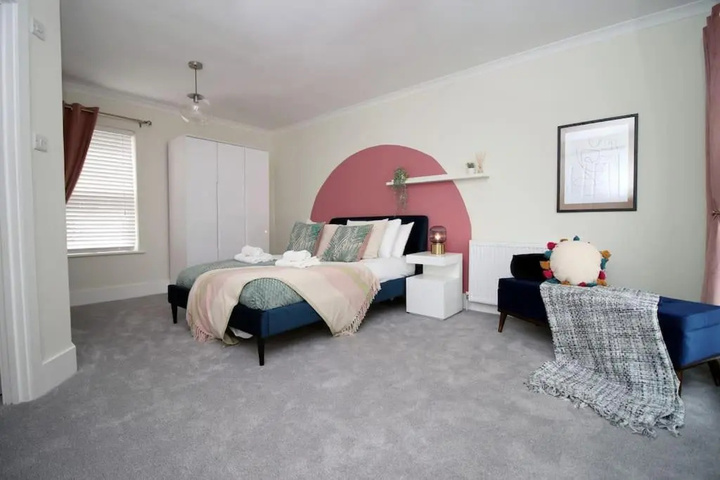 Room 6 of 16
