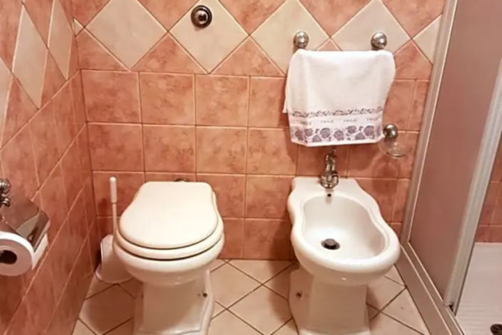 Room 7 of 12