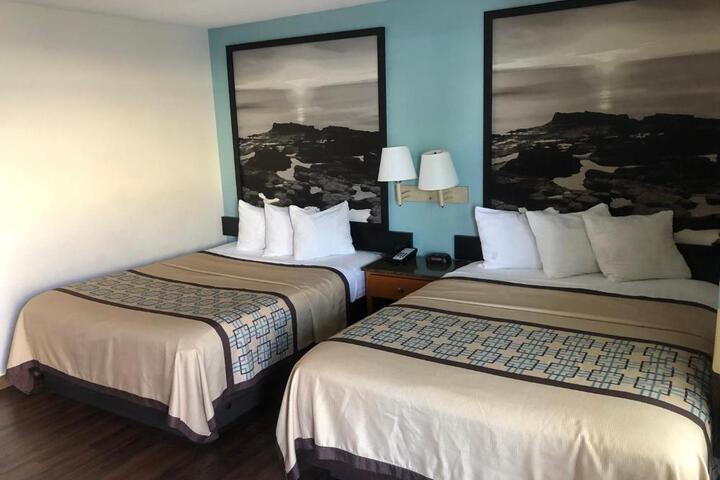 2 Queen Beds (7 of 9)