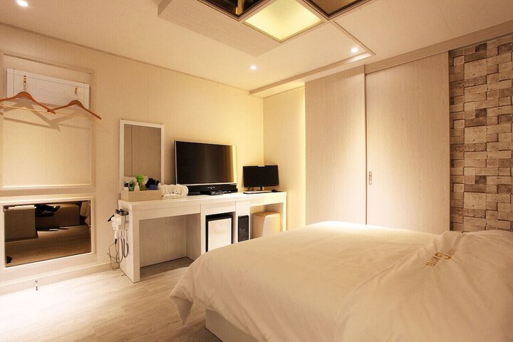 Room 13 of 21