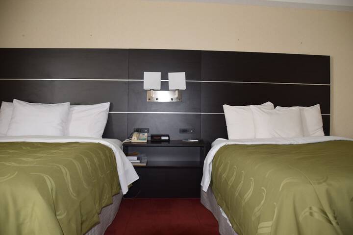 1 Queen Bed (14 of 16)