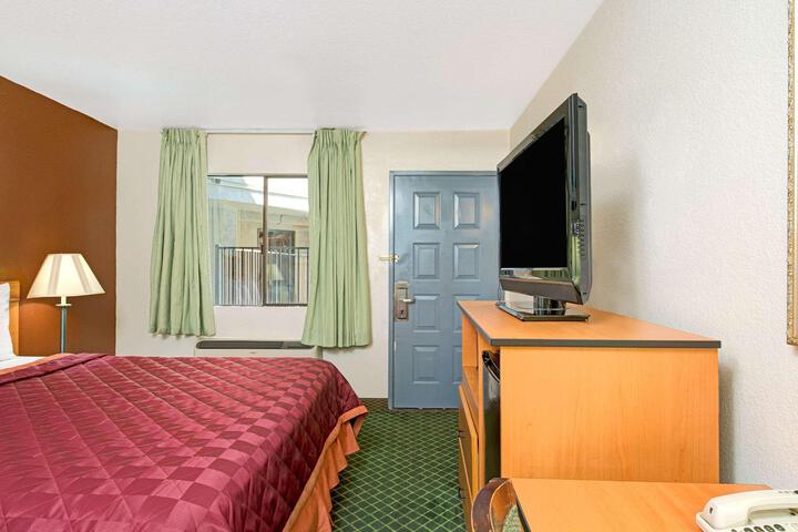 1 Queen Bed (3 of 13)