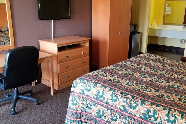 Classic Room 1 King Bed (3 of 6)
