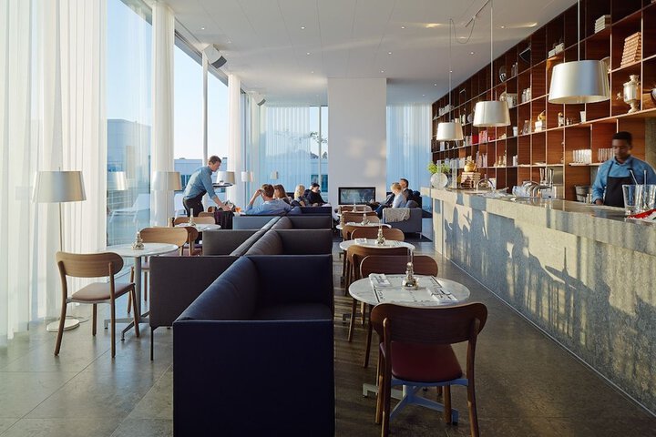 Lounge 41 of 53