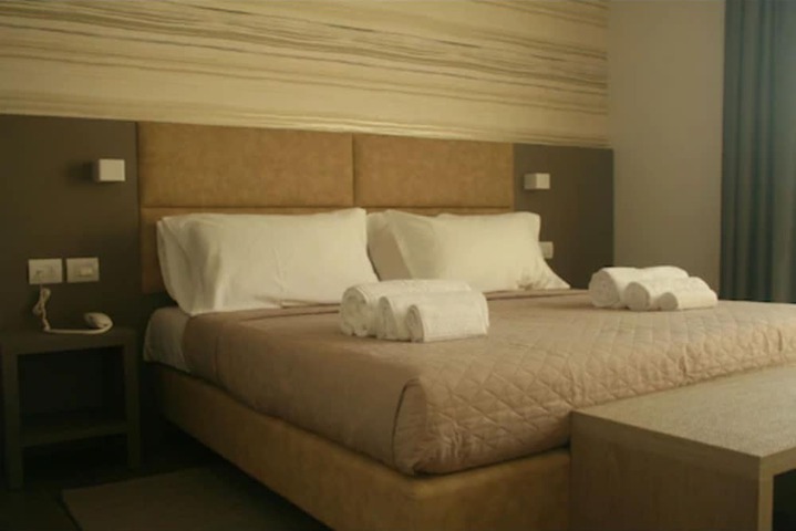 Room 13 of 33